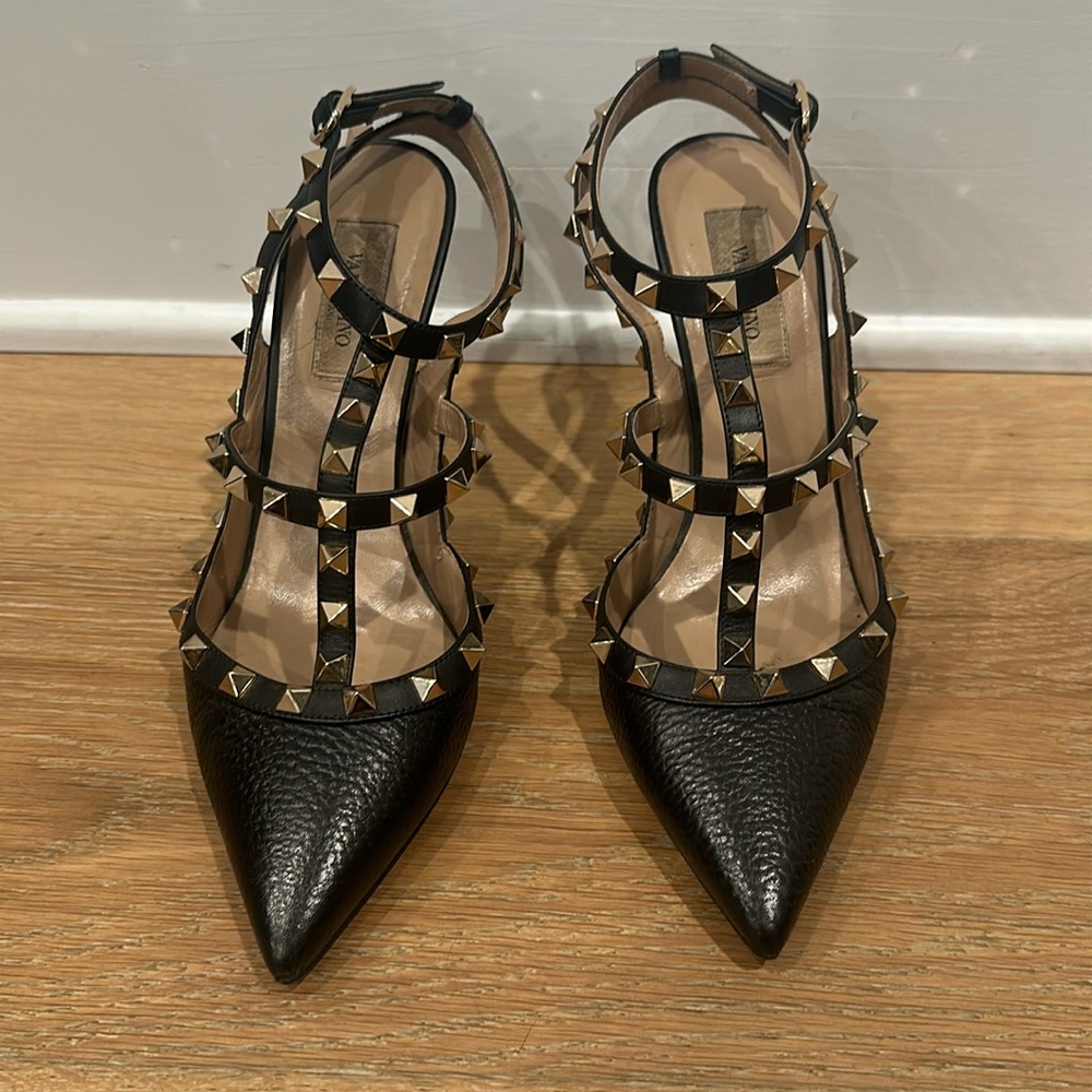 Authentic Velentino heels in black size 38. With original box and dust bag.
